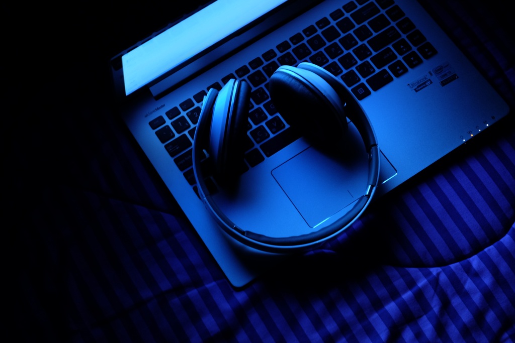 laptop notebook music light technology darkness 1046965 pxhere.com